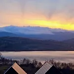 Chwil Widok Na Zalew I Góry *